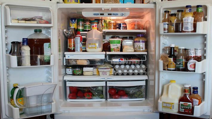 Lấy hết đồ trong tủ lạnh ra ngoài