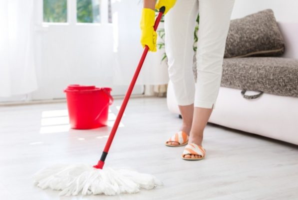 Quét sạch bụi bẩn sàn nhà
