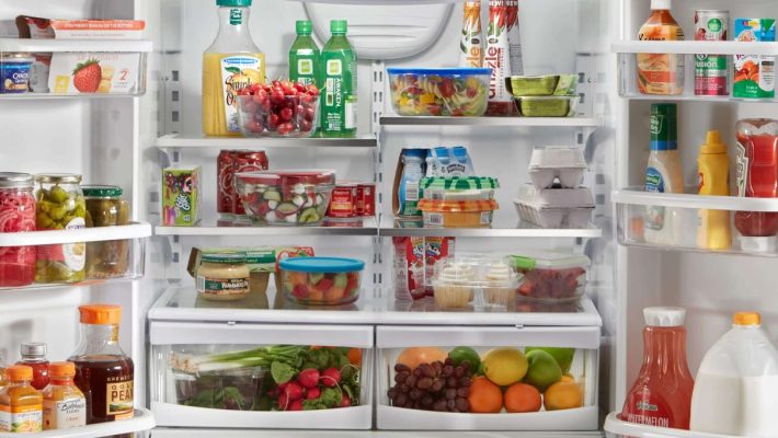 Sắp xếp thức ăn vào lại trong tủ lạnh